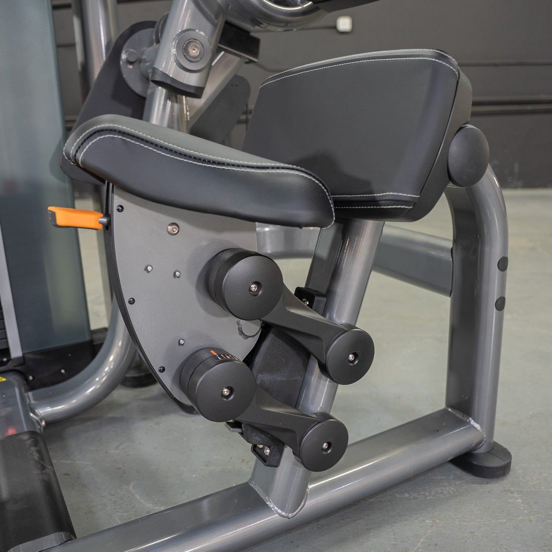 muscle d fitness commercial selectorized black and dark grey elite plus ab crunch machine seat adjustment detail