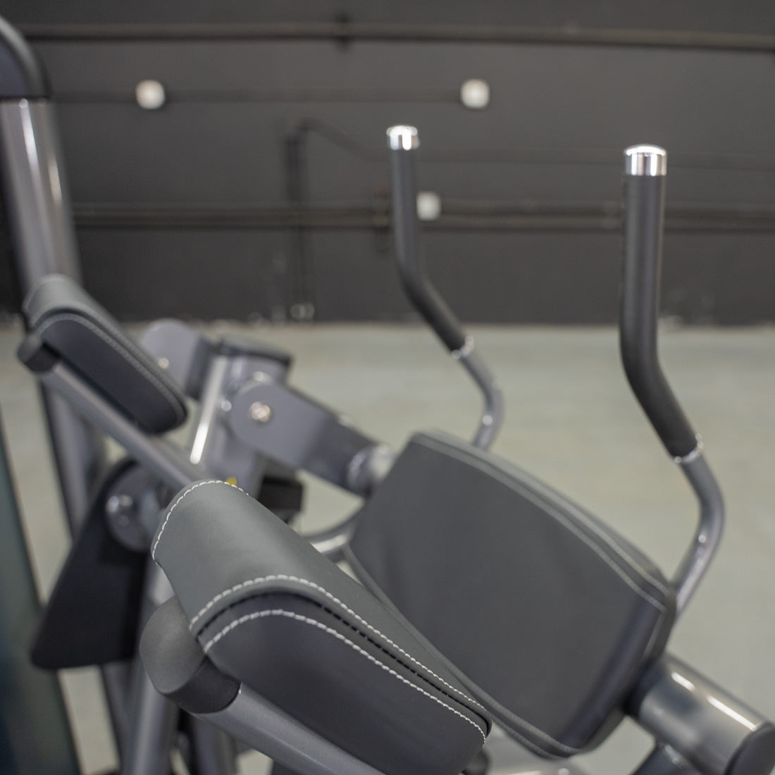 muscle d fitness commercial selectorized black and dark grey elite plus ab crunch machine detail