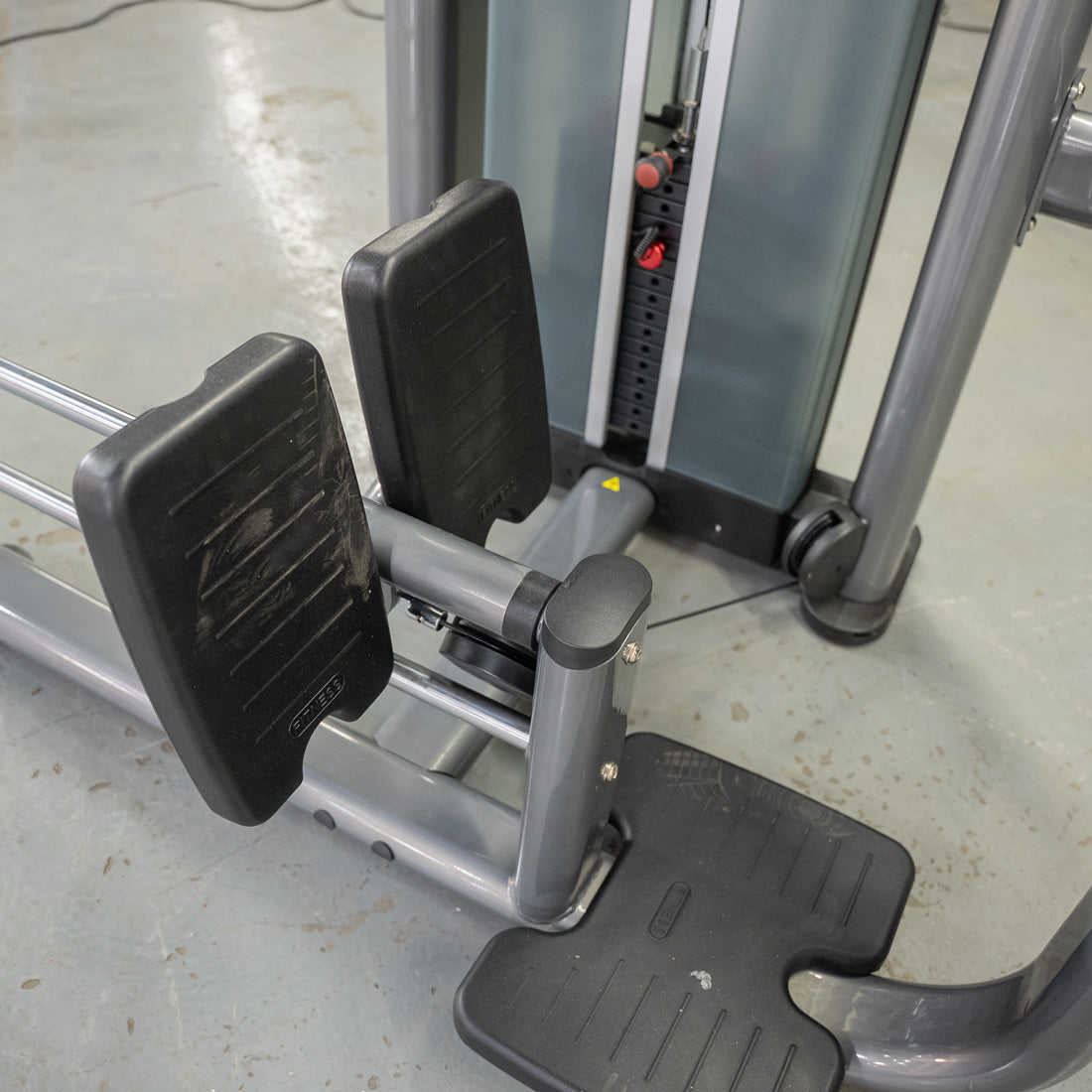 muscle d fitness commercial selectorized black and dark grey elite plus glute blaster glute machine foot pad detail