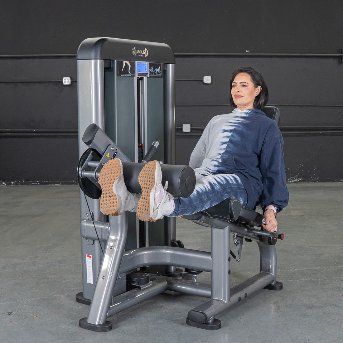 muscle d fitness commercial selectorized black and dark grey elite plus leg extension leg machine
