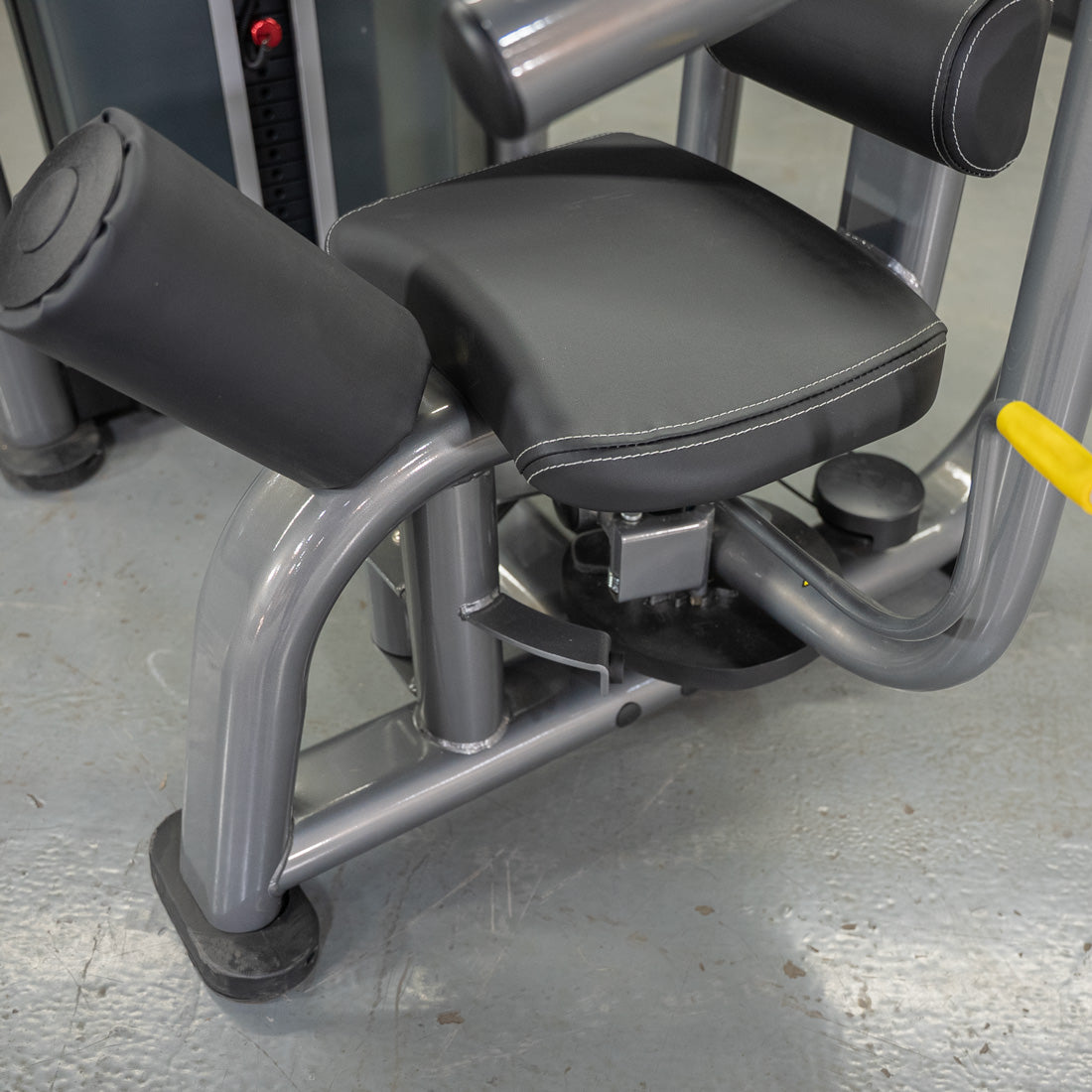 muscle d fitness commercial selectorized black and dark grey elite plus rotary torso machine seat detail