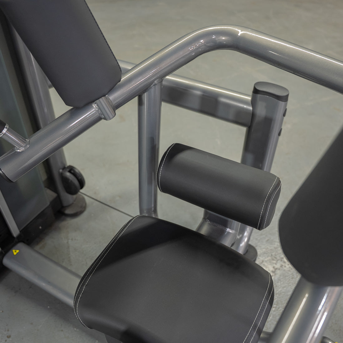 muscle d fitness commercial selectorized black and dark grey elite plus rotary torso machine seat detail