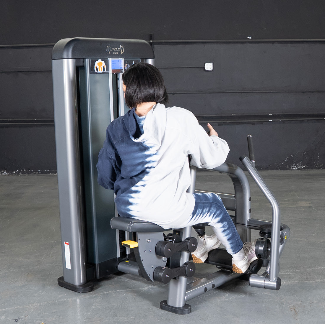 muscle d fitness commercial selectorized black and dark grey elite plus seated row machine