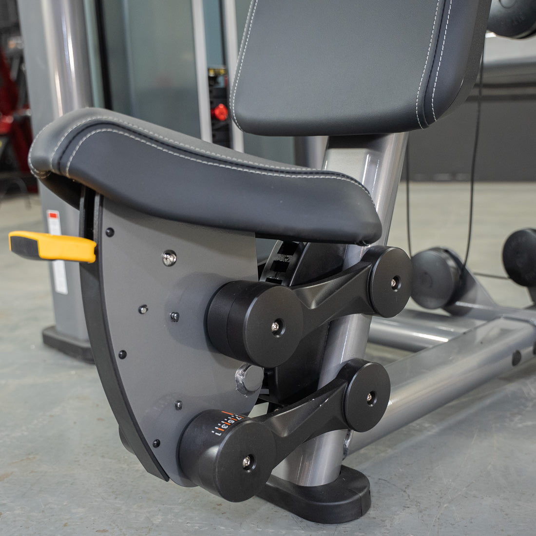 muscle d fitness commercial selectorized black and dark grey elite plus shoulder press shoulder machine seat detail
