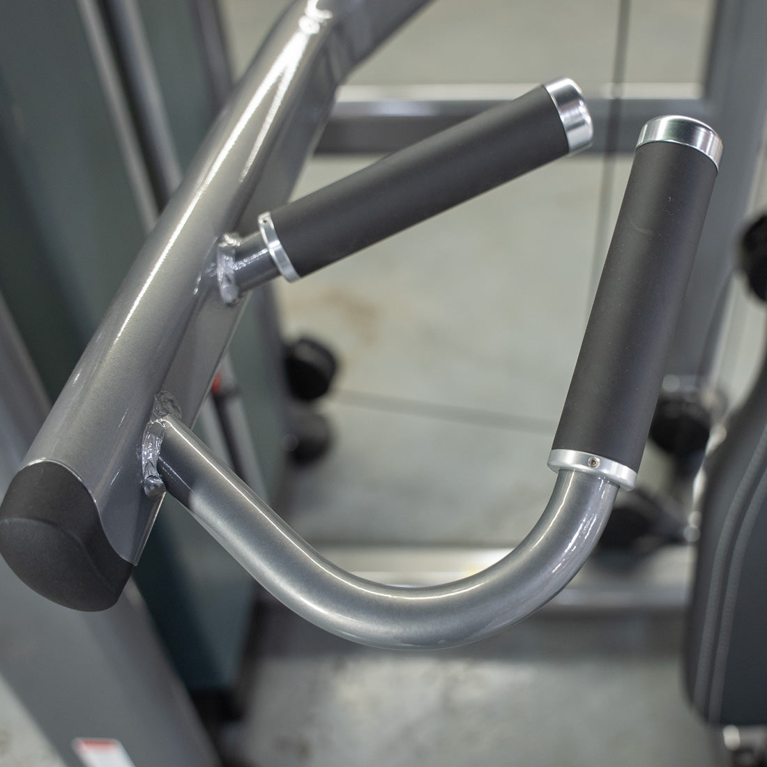 muscle d fitness commercial selectorized black and dark grey elite plus shoulder press shoulder machine handle detail