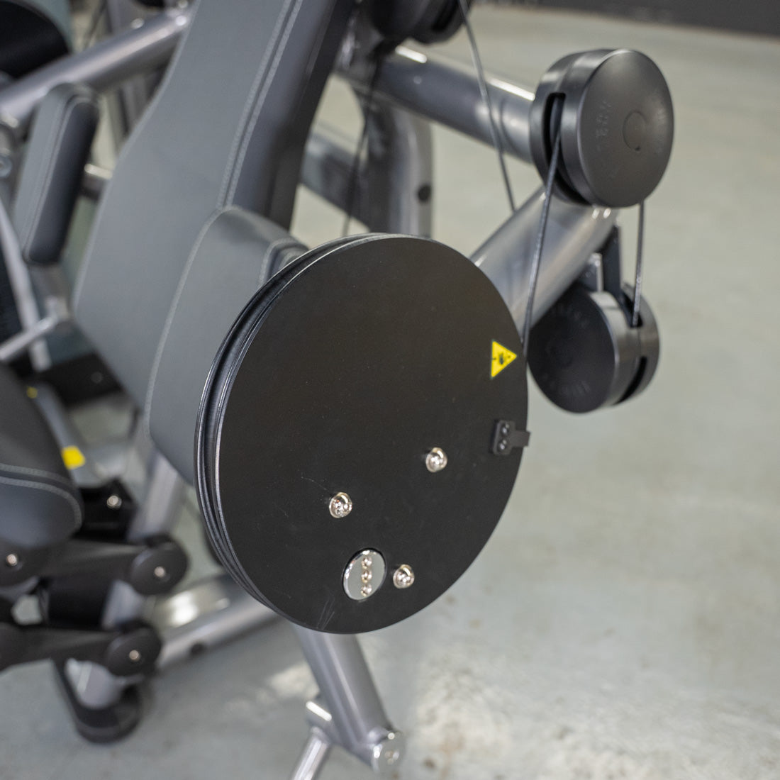 muscle d fitness commercial selectorized black and dark grey elite plus biceps curl machine detail