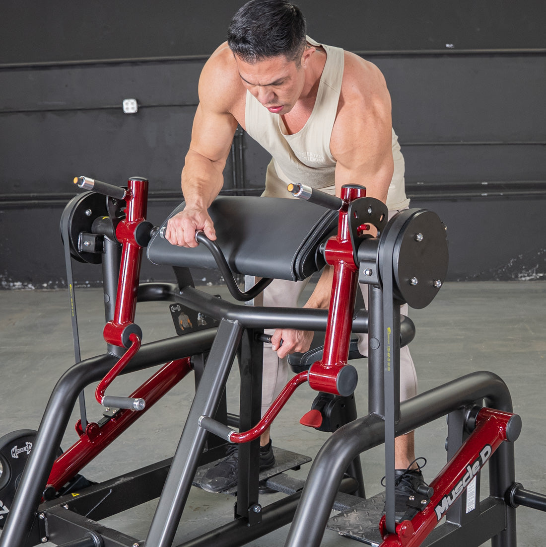 muscle d fitness commercial plate loaded black and maroon power leverage v2 iso lateral biceps curl machine close up