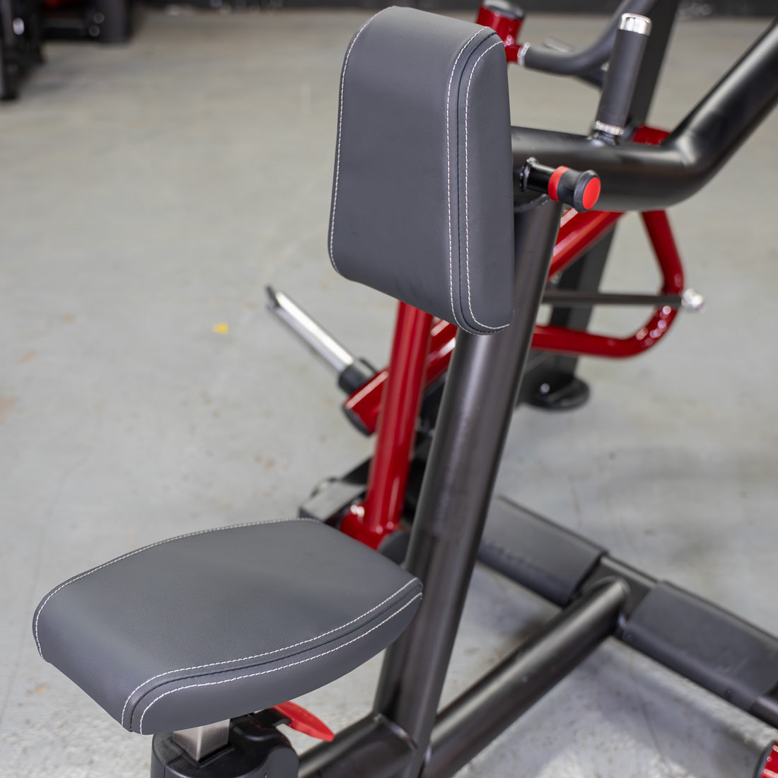 muscle d fitness commercial plate loaded power leverage v2 black and maroon iso-lateral seated row machine detail