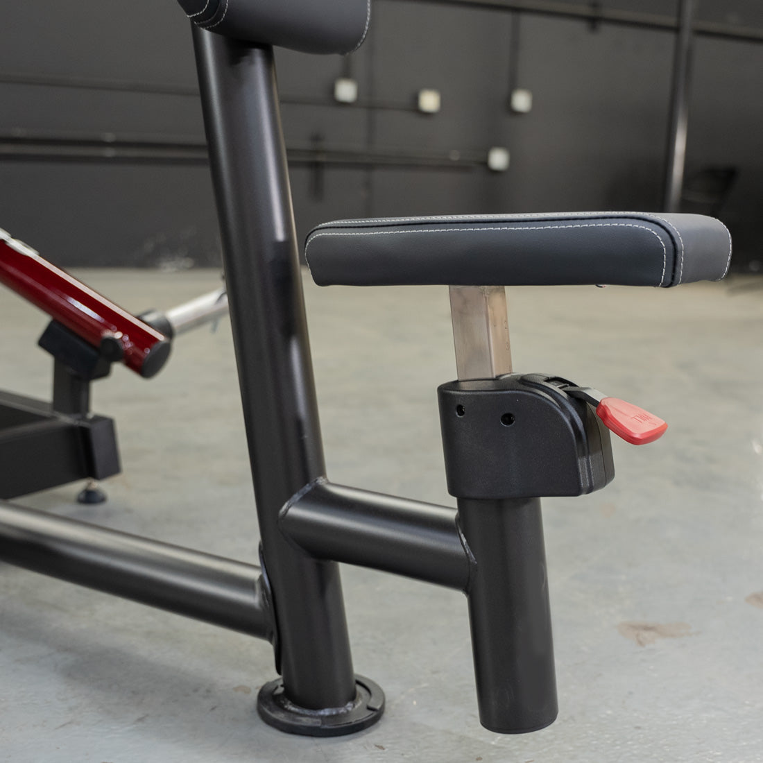 muscle d fitness commercial plate loaded power leverage v2 black and maroon pec fly rear delt combo machine detail