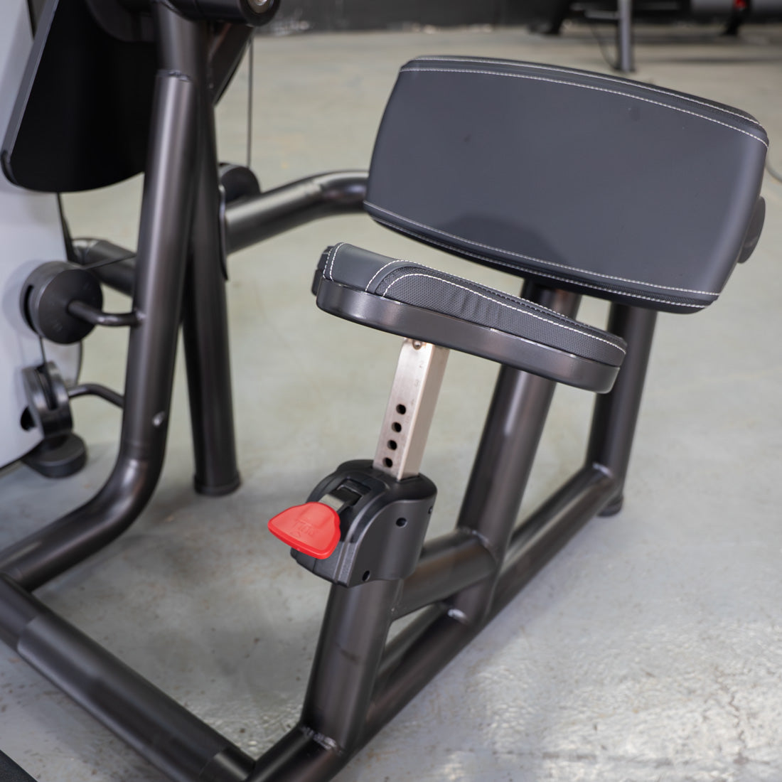 muscle d fitness commercial selectorized vogue black and light grey ab crunch machine detail
