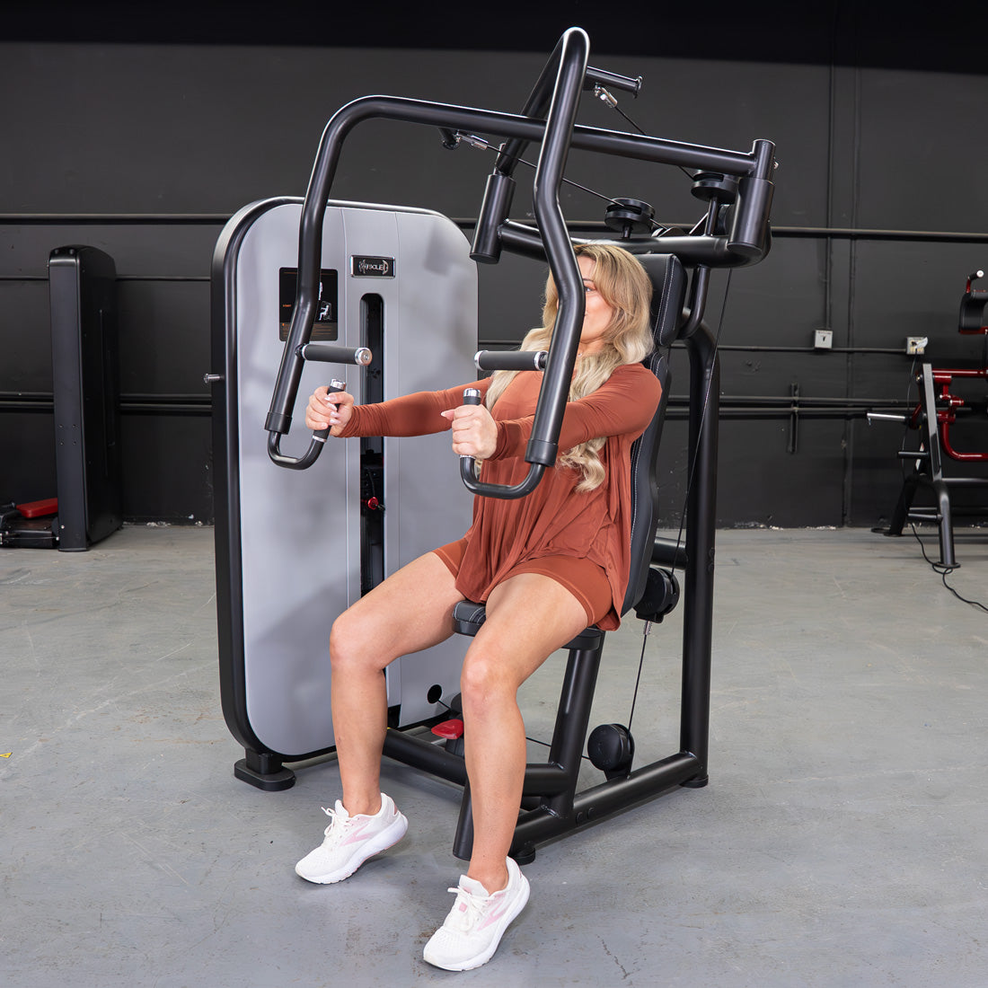 muscle d fitness commercial selectorized vogue black and light grey chest press machine