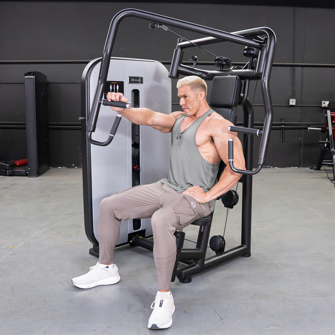 muscle d fitness commercial selectorized vogue black and light grey chest press machine