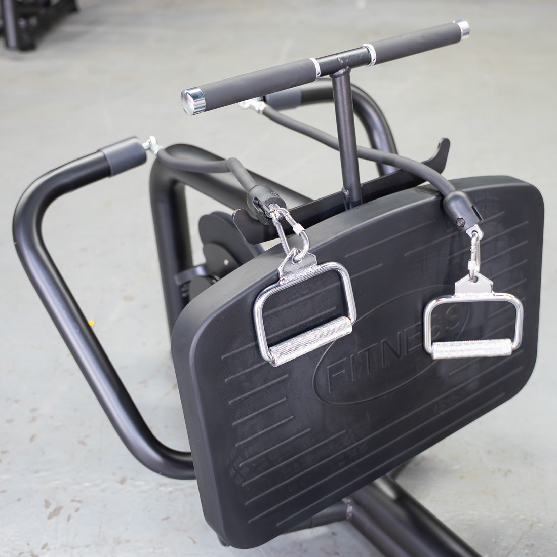 muscle d fitness commercial selectorized vogue black and light grey diverging low row machine detail