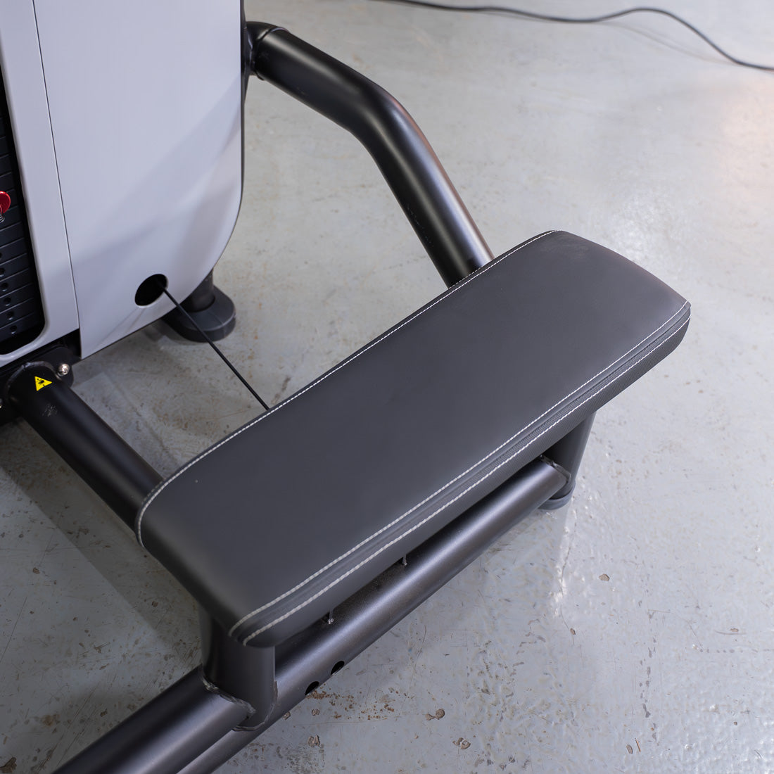 muscle d fitness commercial selectorized vogue black and light grey diverging low row machine detail