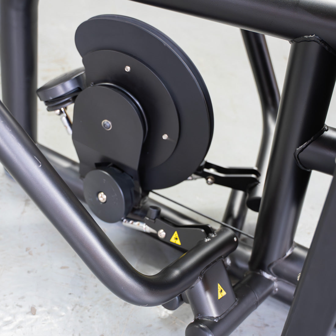 muscle d fitness commercial selectorized vogue black and light grey diverging low row machine detail