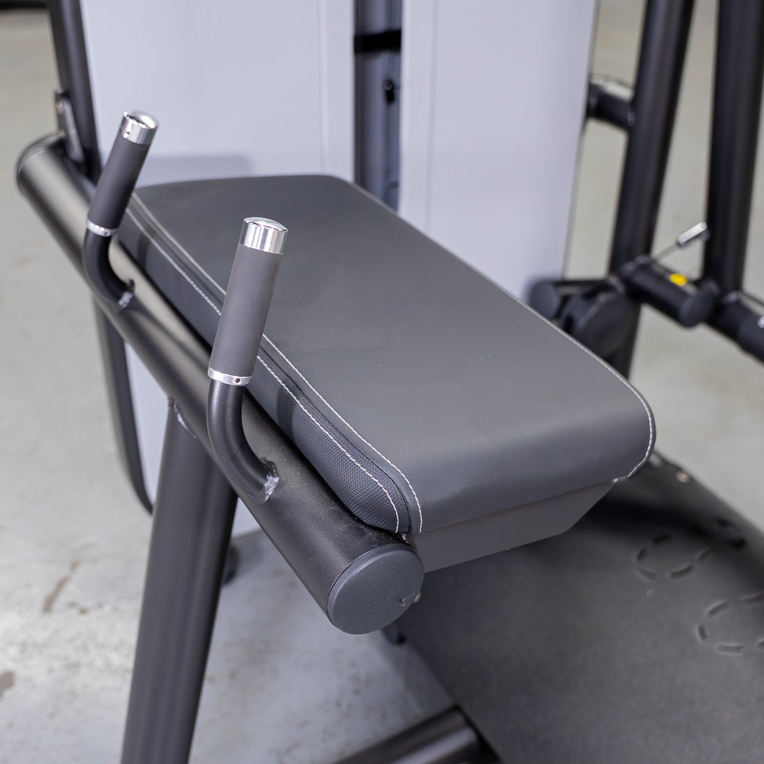muscle d fitness commercial selectorized vogue black and light grey glute extension machine detail