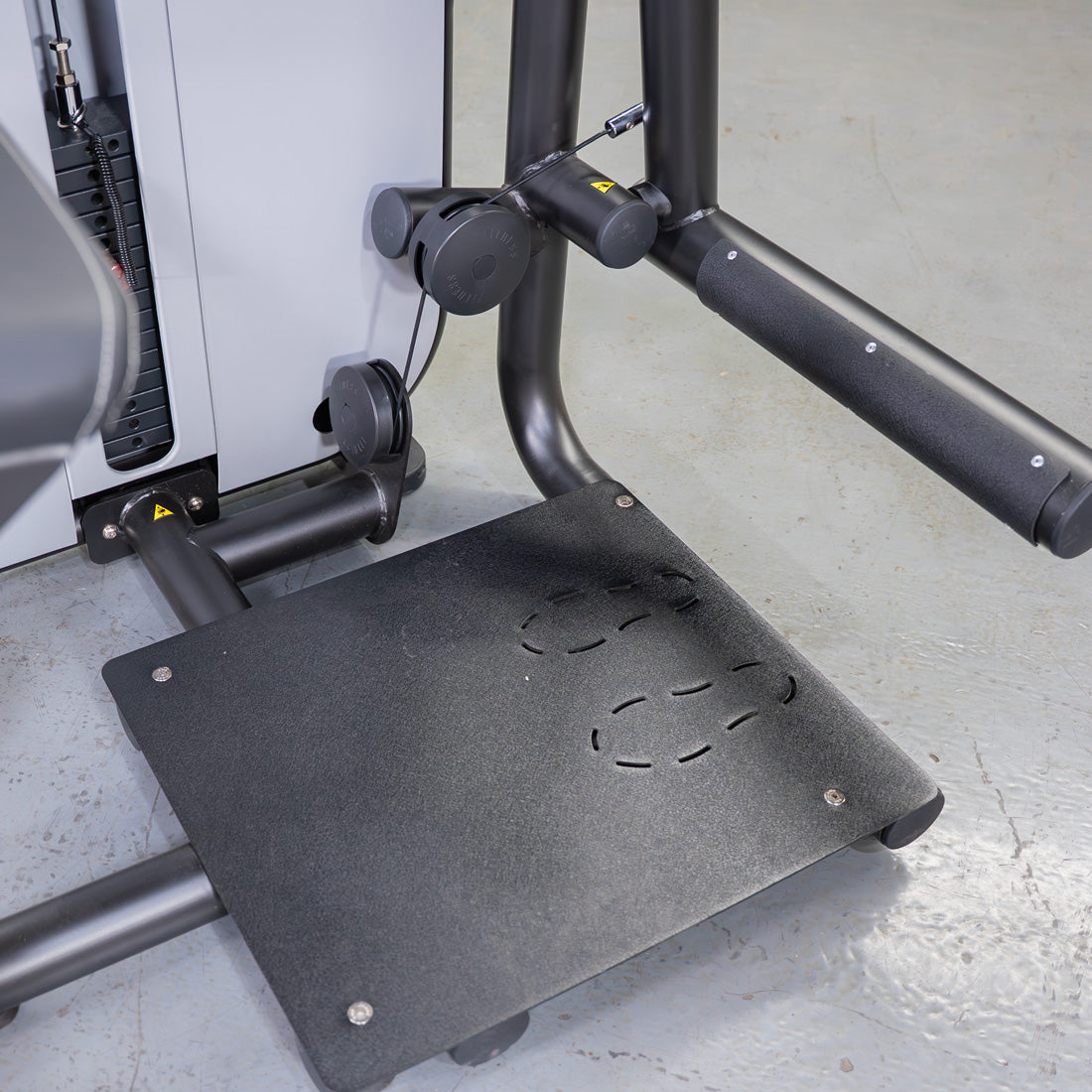 muscle d fitness commercial selectorized vogue black and light grey glute extension machine detail