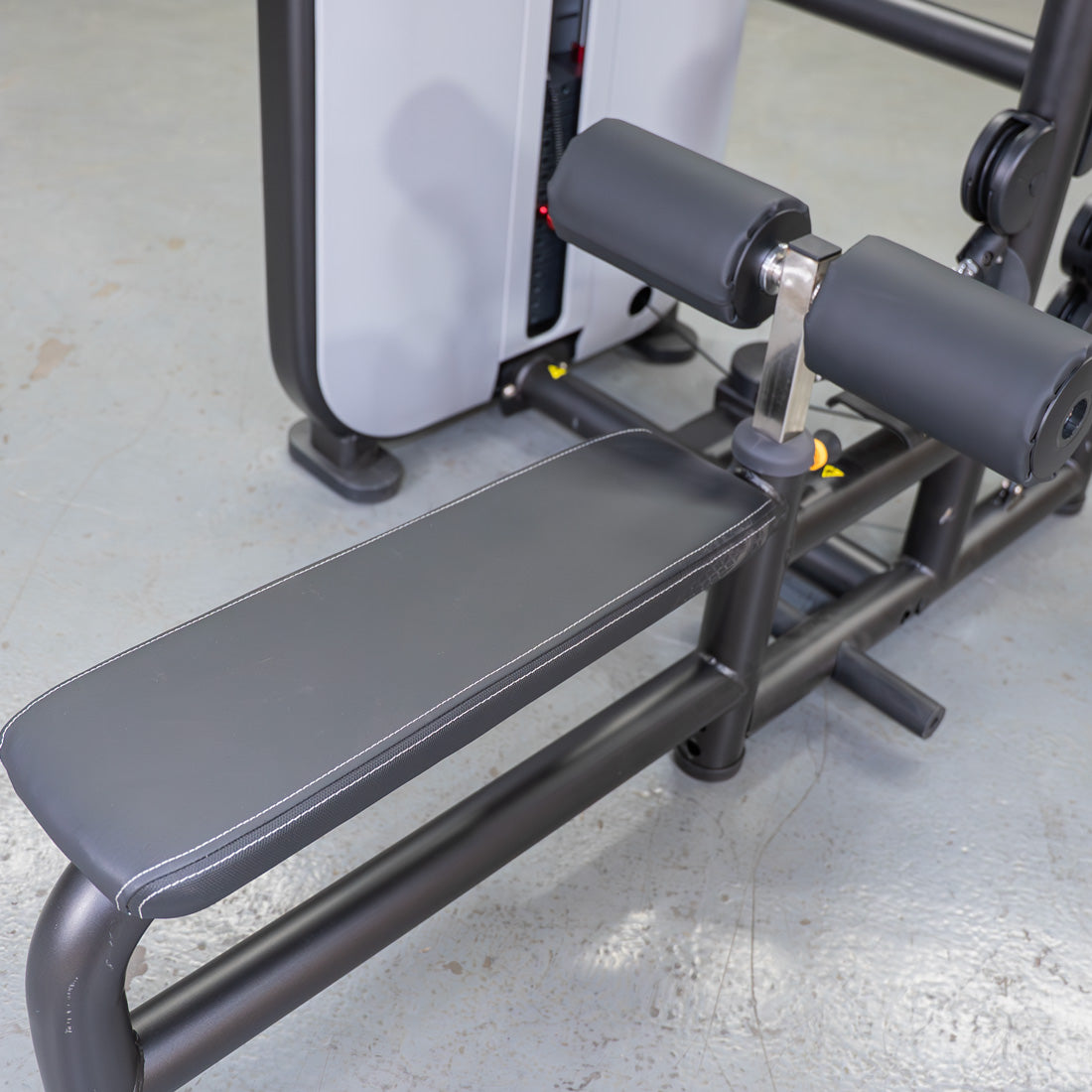 muscle d fitness commercial selectorized vogue black and light grey lat low row combo machine detail