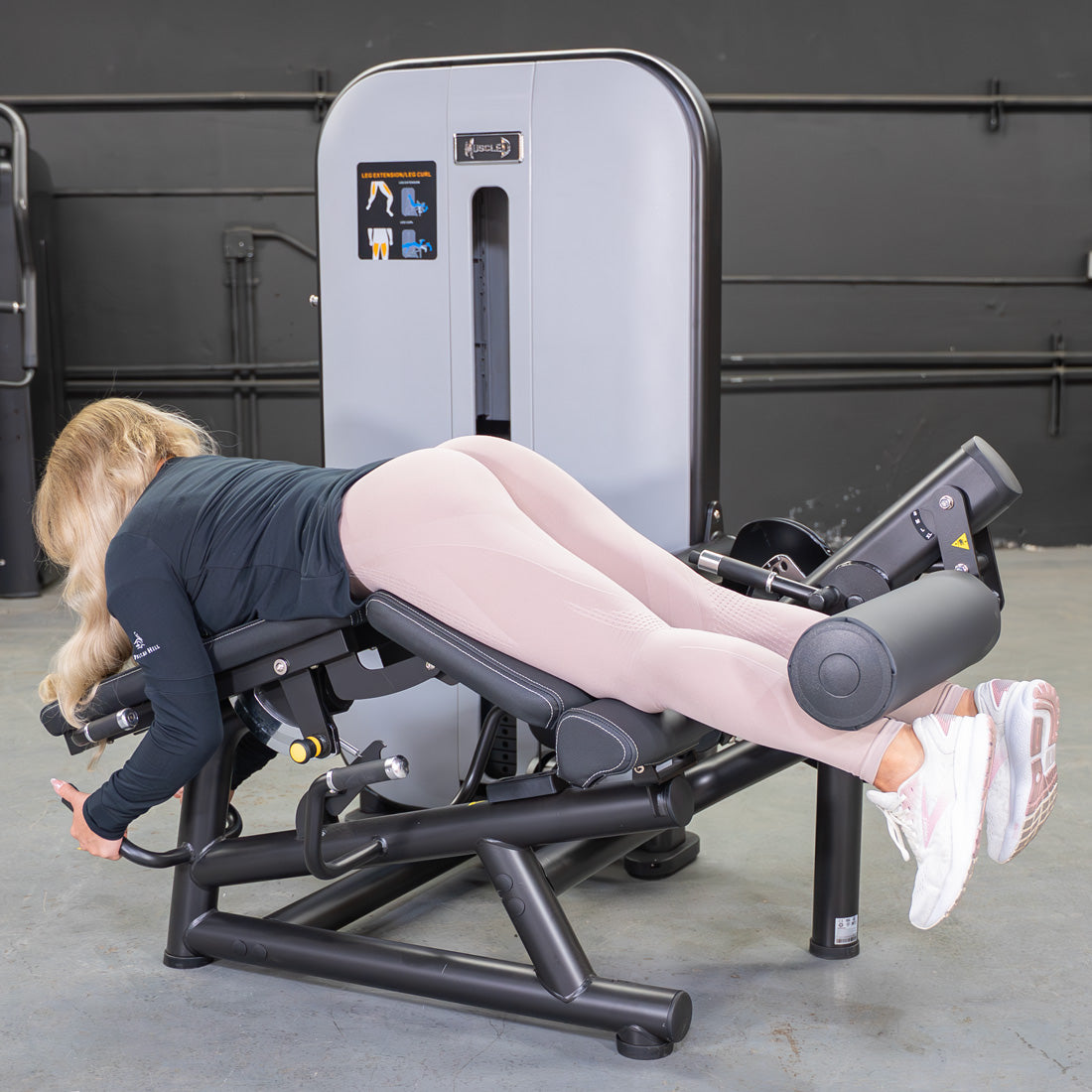 muscle d fitness commercial selectorized vogue black and light grey leg extension prone leg curl combo machine