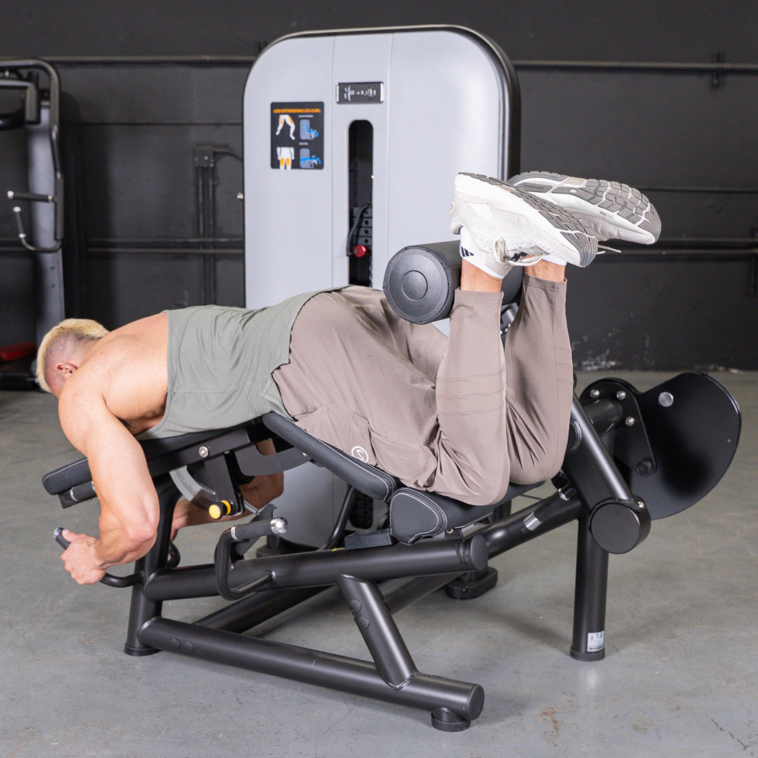 muscle d fitness commercial selectorized vogue black and light grey leg extension prone leg curl combo machine