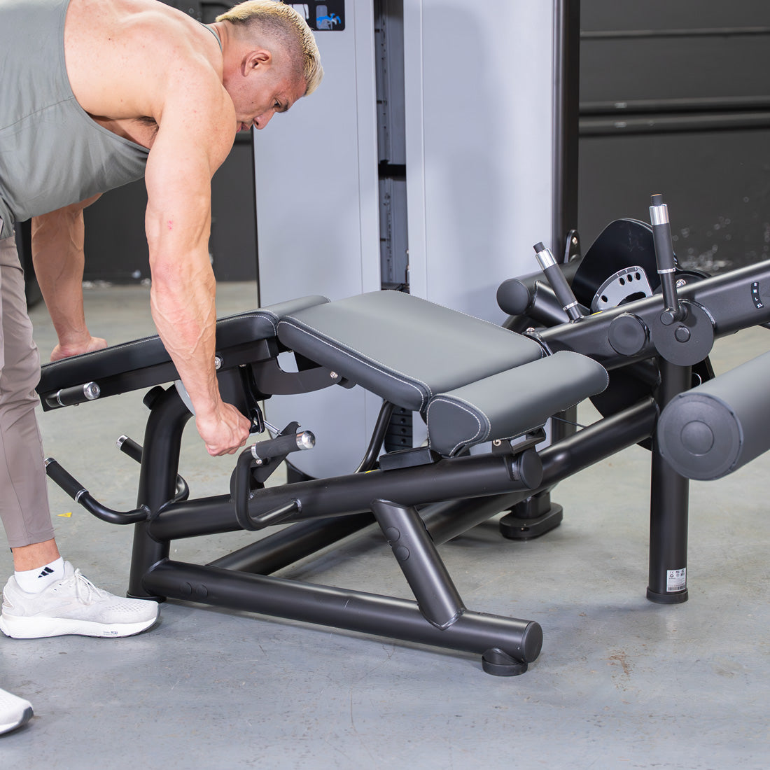 muscle d fitness commercial selectorized vogue black and light grey leg extension prone leg curl combo machine close up