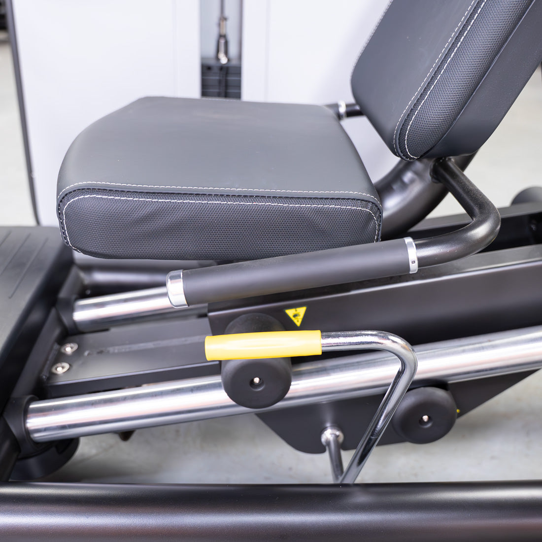 muscle d fitness commercial selectorized vogue black and light grey leg press machine detail