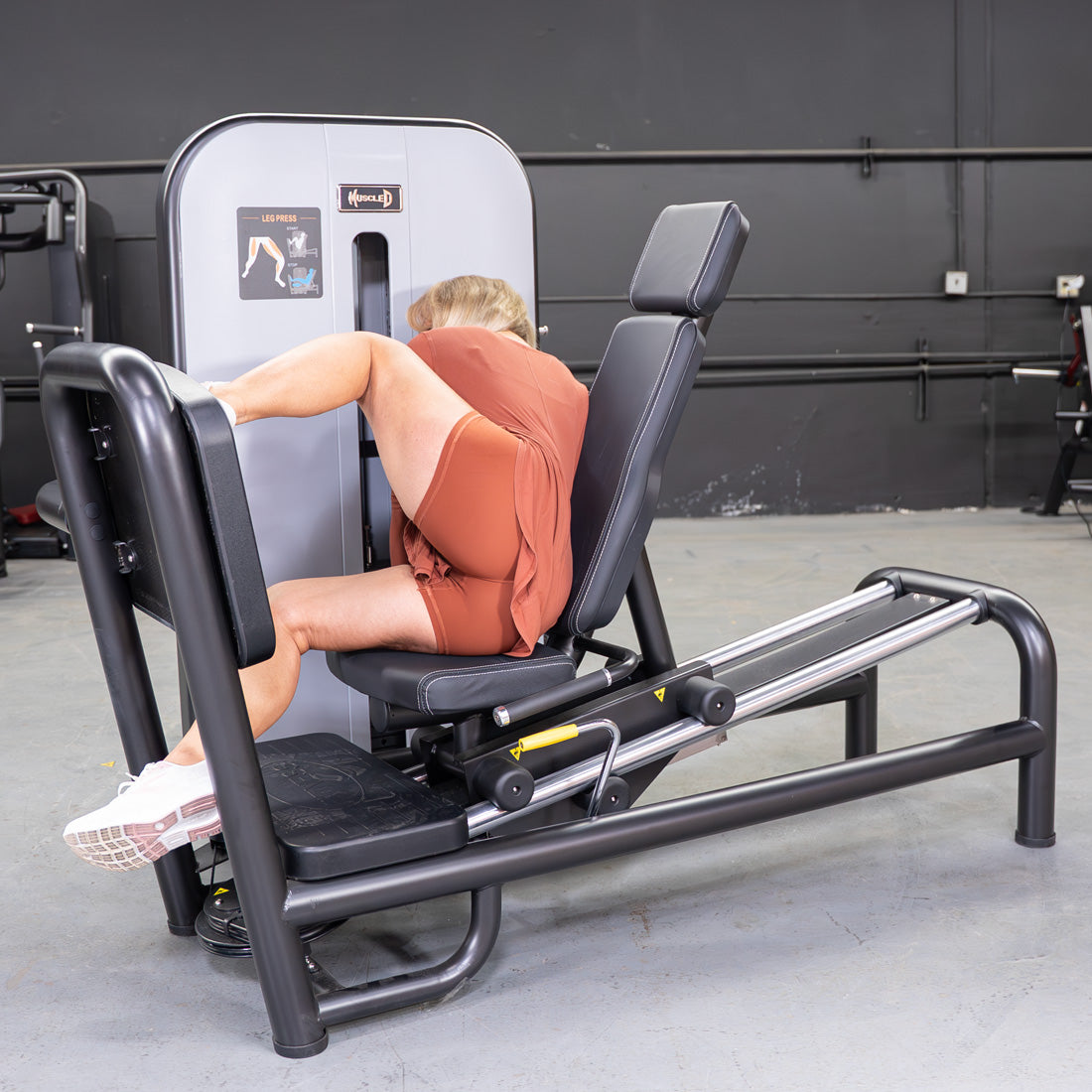 muscle d fitness commercial selectorized vogue black and light grey leg press machine