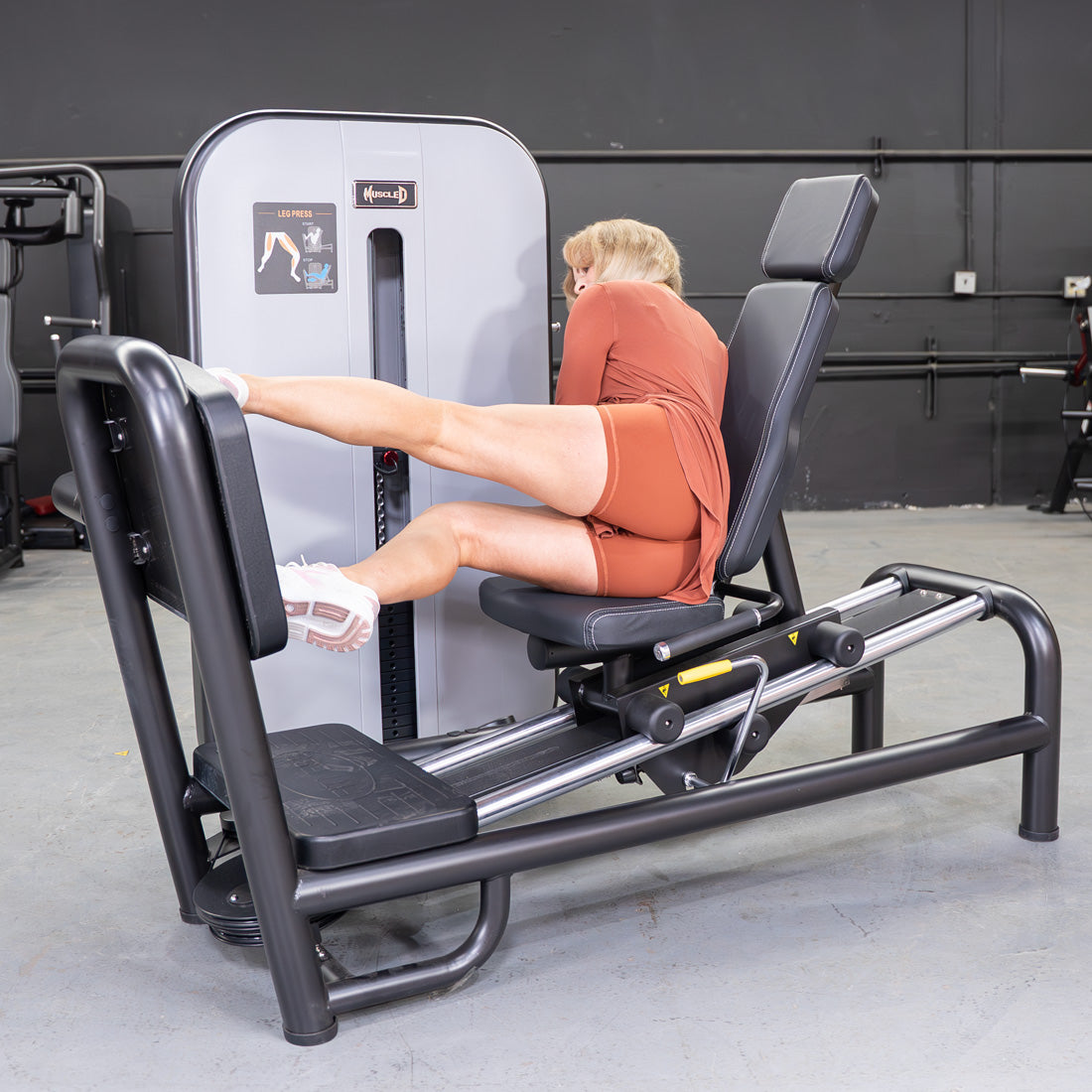 muscle d fitness commercial selectorized vogue black and light grey leg press machine