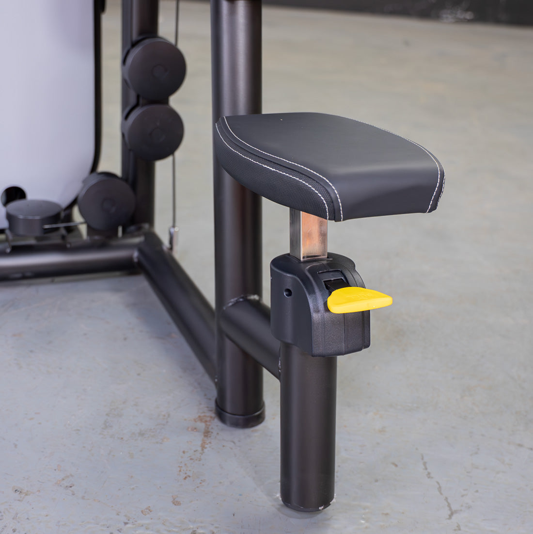 muscle d fitness commercial selectorized vogue black and light grey pec deck rear delt combo machine detail