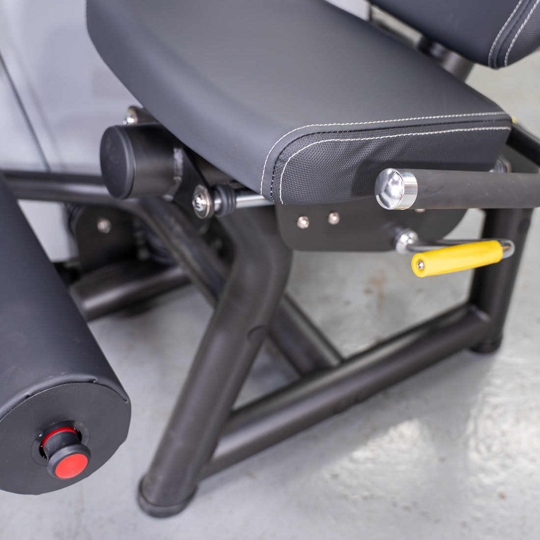 muscle d fitness commercial selectorized vogue black and light grey seated leg curl machine detail