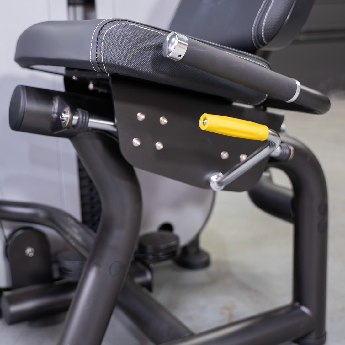 muscle d fitness commercial selectorized vogue black and light grey seated leg curl machine detail