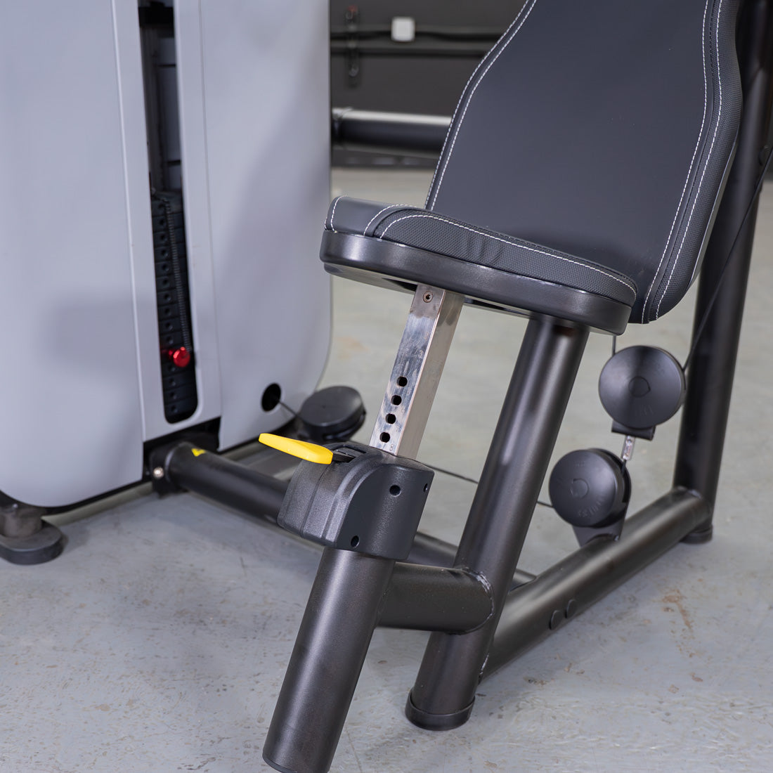muscle d fitness commercial selectorized vogue black and light grey shoulder press machine detail