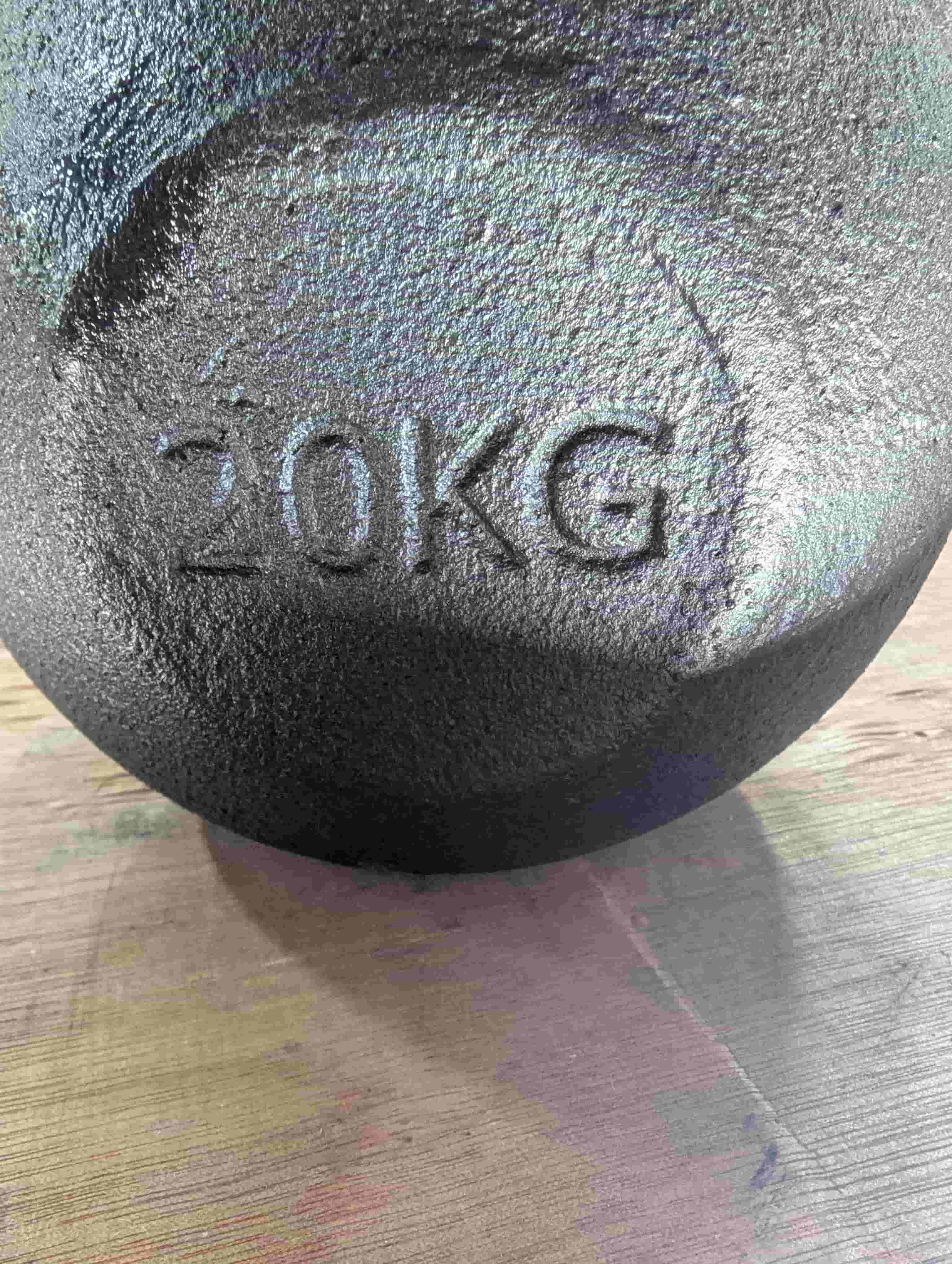 muscle d fitness black cast iron 20 kg /44 lbs kettlebell detail