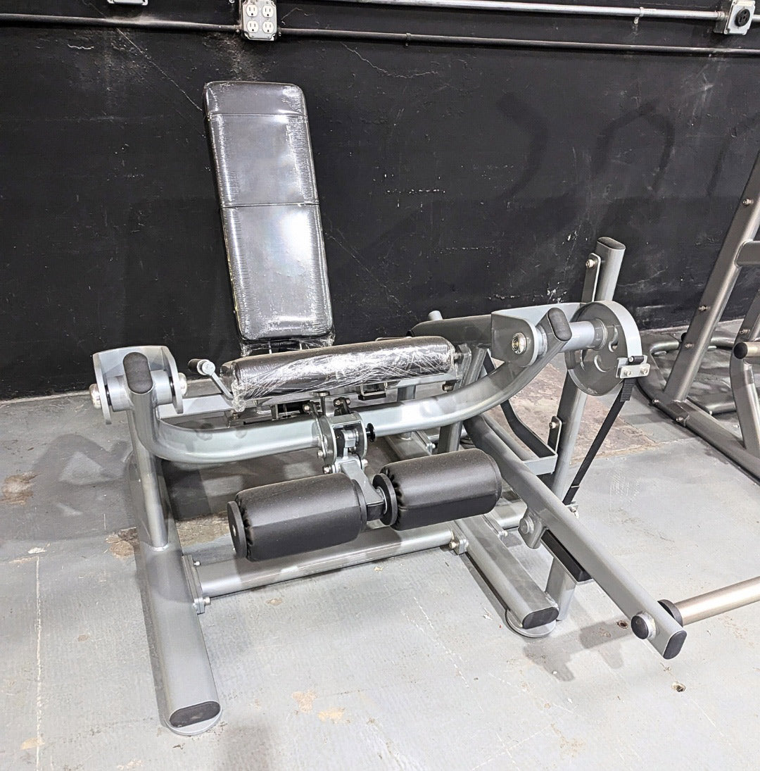 Pro Strength Leg Extension - Muscle D Fitness - Adjustable - Plate Loaded - Quads Machine