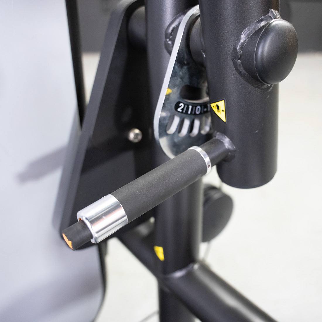 muscle d fitness commercial selectorized vogue black and light grey ab/back combo machine detail